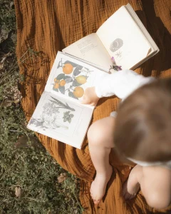 enfant lisant un livre sur les plantes médicinales - association 1m2 ma santé