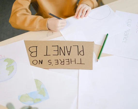 enfant en train de colorier des planète, écologie - association 1m2 ma santé